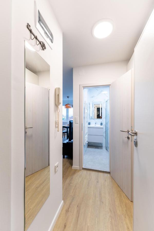 Elegant Tour As Studio Gilly With Open Views And A Balcony In The Center Lubiana Esterno foto