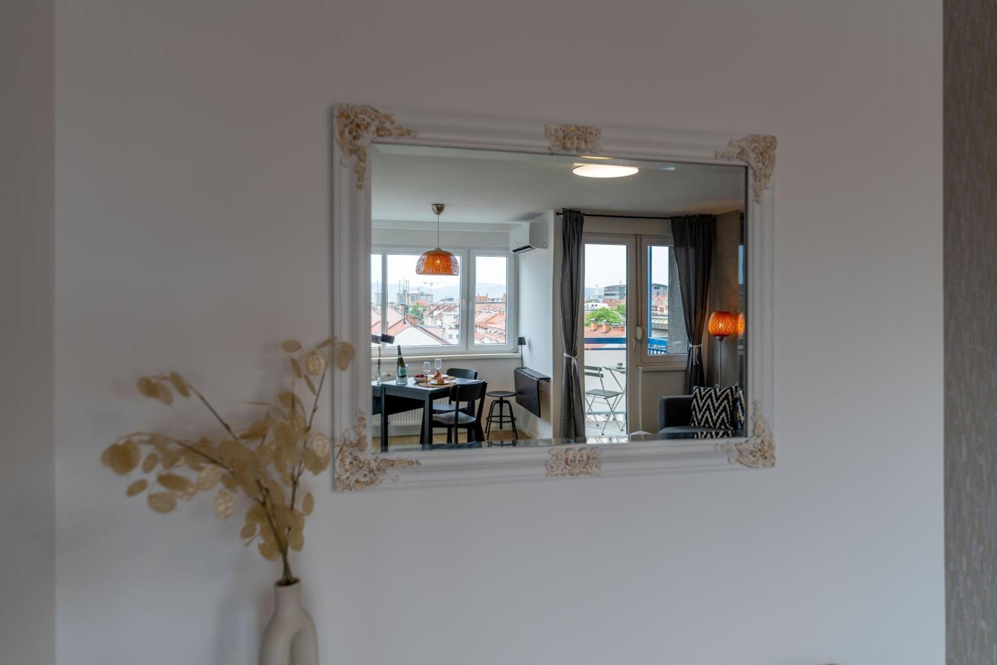 Elegant Tour As Studio Gilly With Open Views And A Balcony In The Center Lubiana Esterno foto